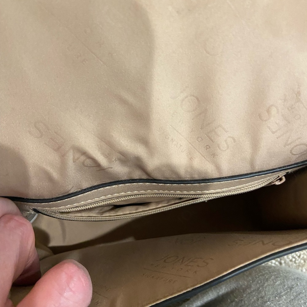 Jones New York crossbody Bag. - Picture 5 of 12